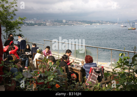 TUR der Türkei Istanbul Teagarden in Gulhane Park am Topkapi-Palast mit Blick auf den Bosporus Stockfoto