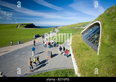 Touristen außerhalb des Visitor Center in den Klippen von Moher. County Clare, Irland Stockfoto