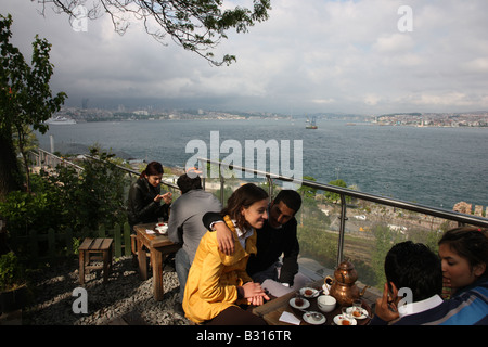 TUR der Türkei Istanbul Teagarden in Gulhane Park am Topkapi-Palast mit Blick auf den Bosporus Stockfoto