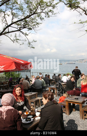 TUR der Türkei Istanbul Teagarden in Gulhane Park am Topkapi-Palast mit Blick auf den Bosporus Stockfoto