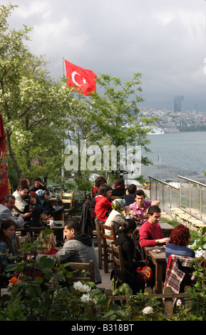 TUR der Türkei Istanbul Teagarden in Gulhane Park am Topkapi-Palast mit Blick auf den Bosporus Stockfoto