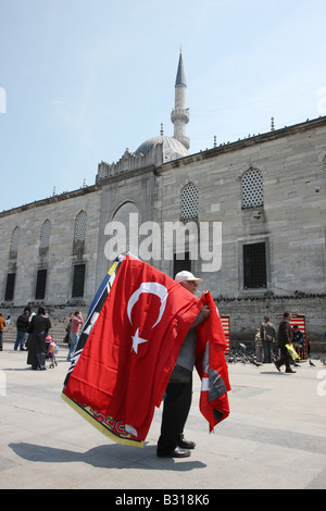TUR-Türkei-Istanbul: einem Straßenhändler verkaufen Türkische Flaggen vor der neuen Moschee Yani Cami in Eminönü Stockfoto