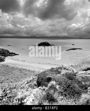 Porth Y Clochydd auf Llanddwyn Island vor der Küste von Anglesey in Newborough Warren in schwarz / weiß Stockfoto