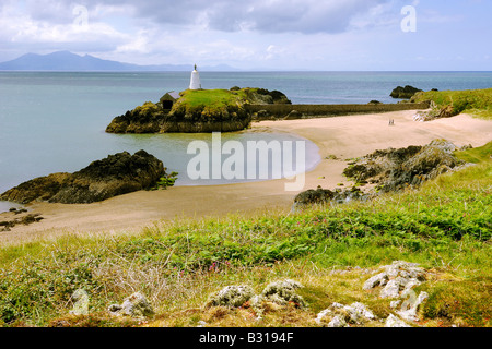 Piloten-Bucht auf Llanddwyn Island vor der Küste Anglesey in Newborough Warren mit dem Bootshaus unterhalb der weißen marker Stockfoto