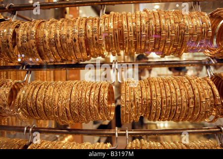 Goldene Armbänder hängen Regale, Dubai, Vereinigte Arabische Emirate Stockfoto