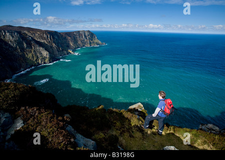 Wanderer auf den Klippen von Horn Head, in der Nähe von Dunfanaghy, County Donegal, Irland. Stockfoto