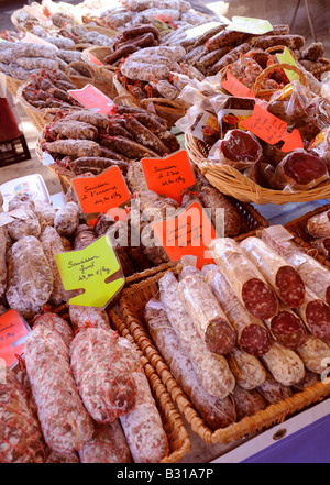 FRANZÖSISCHE WÜRSTE ON STALL IM FRANZÖSISCHEN MARKT Stockfoto