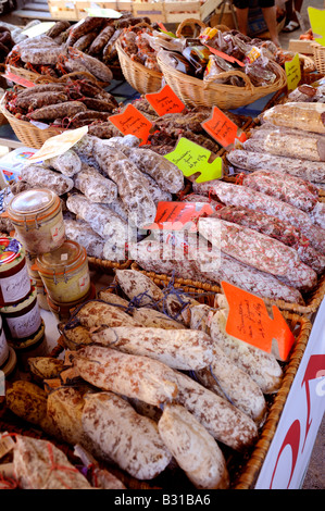 FRANZÖSISCHE WÜRSTE ON STALL IM FRANZÖSISCHEN MARKT Stockfoto