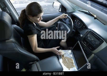 Junge Frau, die Tasse von Kaffee Spill in Laptop aufnehmen Stockfoto