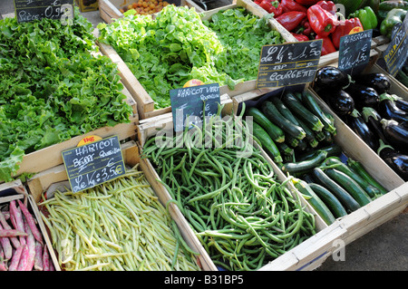 GEMÜSE AUF STALL IM FRANZÖSISCHEN MARKT Stockfoto