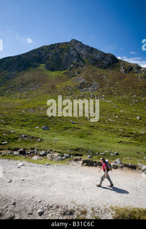 Walker auf der Spur unter Spelack Trassey Berg. Mourne Mountains, County Down, Nordirland, Großbritannien. Stockfoto