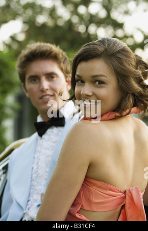 Junges Paar geht zum Abschlussball Stockfoto