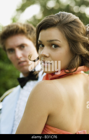 Junges Paar geht zum Abschlussball Stockfoto