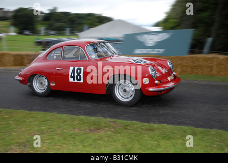 John Ruston in einem 1963 Porsche 356 Carrera II GT Auto an Cholmondeley Pageant Leistung bei Cholmondeley Castle Cheshire 9. Aug Stockfoto