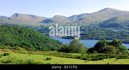 Der Blick über Llyn Padarn im Snowdonia National Park mit der Stadt Llanberis im Mittelgrund Stockfoto