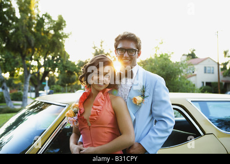 Junges Paar geht zum Abschlussball Stockfoto