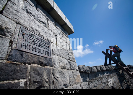 Walker, Stil und Stone shelter auf dem Gipfel des Slieve Meelmore, Mourne Mountains, County Down, Nordirland, Großbritannien. Stockfoto