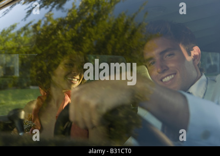 Junges Paar im Auto gehen in prom Stockfoto