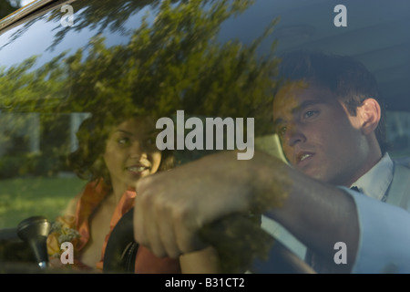 Junges Paar im Auto gehen in prom Stockfoto
