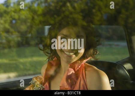 Junge Frau in Auto gehen zum Abschlussball Stockfoto