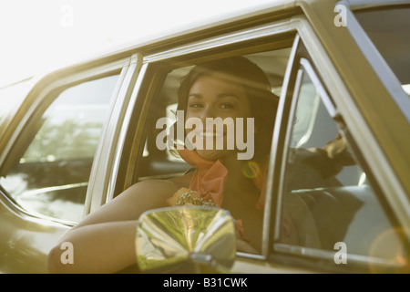 Junge Frau in Auto gehen zum Abschlussball Stockfoto