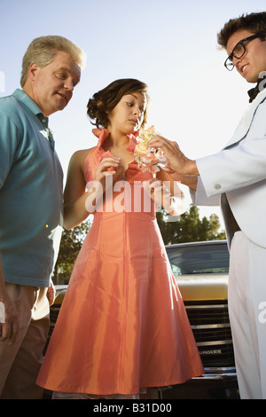 Vater auf der Suche auf dem Abschlussball Paare corsage Stockfoto