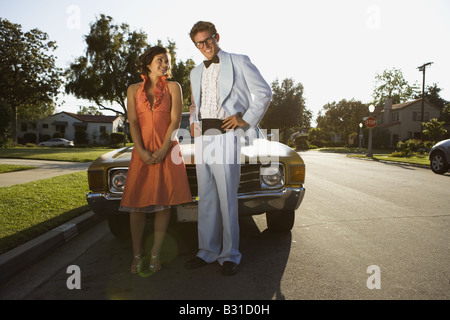Junges Paar geht zum Abschlussball Stockfoto