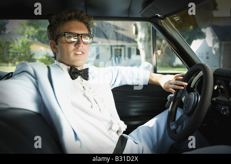 Junger Mann Prom Date im Auto warten Stockfoto