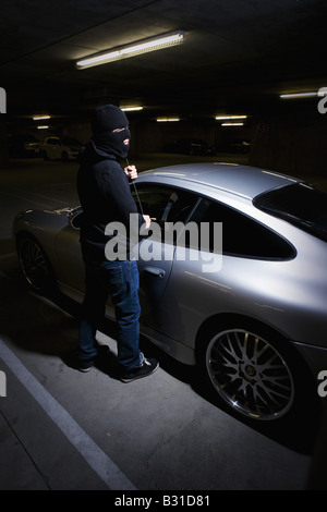 Dieb im Porsche Carrera brechen wird vorbereitet Stockfoto