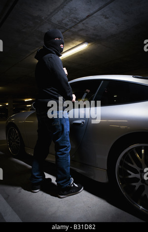 Dieb im Porsche Carrera brechen wird vorbereitet Stockfoto