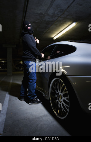 Dieb im Porsche Carrera brechen wird vorbereitet Stockfoto