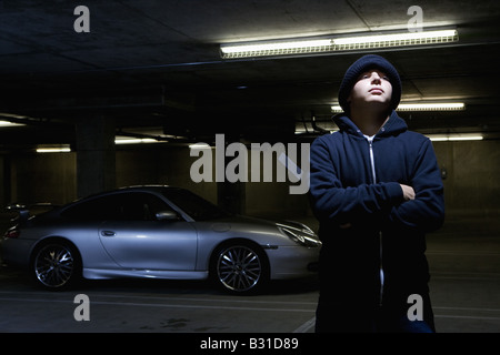 Dieb mit Brecheisen tatenlos Porsche Carrera Stockfoto