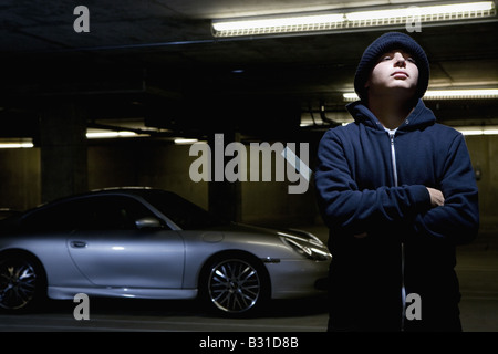 Dieb mit Brecheisen tatenlos Porsche Carrera Stockfoto