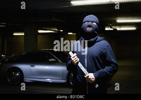 Dieb mit Brecheisen tatenlos Porsche Carrera Stockfoto