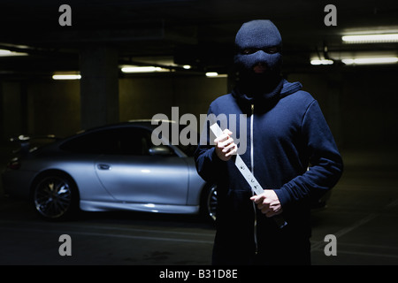 Dieb mit Brecheisen tatenlos Porsche Carrera Stockfoto