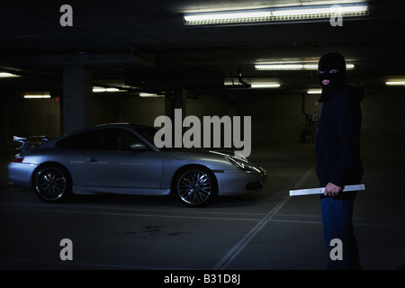 Dieb mit Brecheisen nähert sich Porsche Carrera Stockfoto