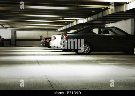 Autos parken im Parkhaus Stockfoto