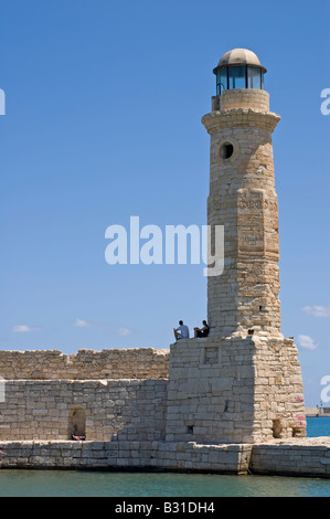 Rethymnon, Kreta, Griechenland. Alter Leuchtturm (erbaut von den Türken) im venezianischen Hafen Stockfoto