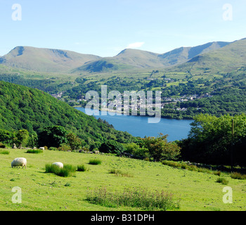 Der Blick über Llyn Padarn im Snowdonia National Park mit der Stadt Llanberis im Mittelgrund Stockfoto