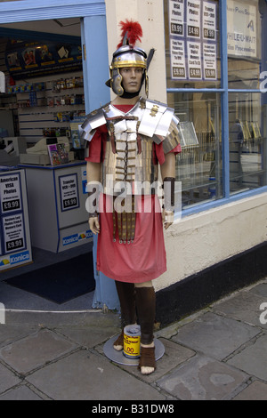 Abbildung von einem Roman Soldier außerhalb eines Ladens in Bad Stockfoto