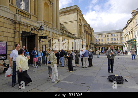 Menschen stehen in Linie außerhalb der Roman Baths in Bad Stockfoto