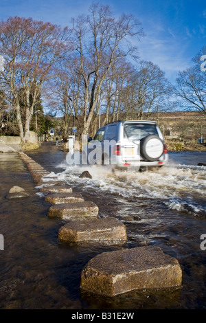 Allradfahrzeug überqueren die Furt des Flusses Wear in der Nähe von Stanhope, Weardale, County Durham Stockfoto