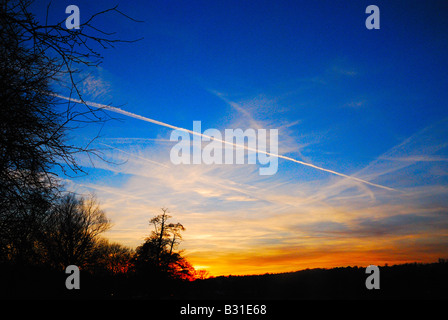 South Norwood Park - Norwood See farbenprächtigen Sonnenuntergang mit intensiv blauen Himmel Stockfoto