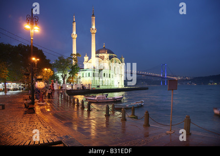 TUR der Türkei Istanbul Mecidiye Moschee am Bosporus Ortakoy Stockfoto