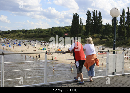 Besucher bei Rail Seebruecke (Pier) Heringsdorf Mecklenburg Vorpommern Usedom Insel Deutschland Europa. Foto: Willy Matheisl Stockfoto