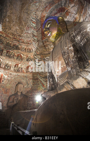 Eine 17 Meter hohe Statue in den Yungang buddhistischen Höhlen in der Nähe von Datong, Provinz Shanxi in China. Stockfoto