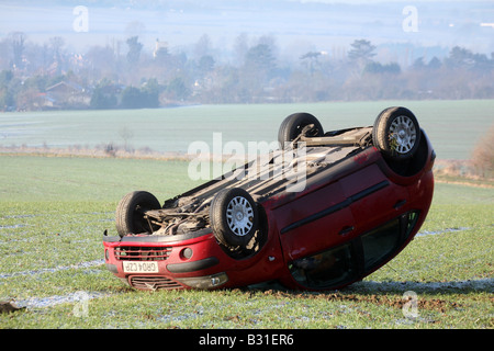 Ein Auto auf dem Dach zerstört. Ein nicht tödlichen Verkehrsunfall verursacht durch vereiste Landstraßen Suffolk UK Stockfoto