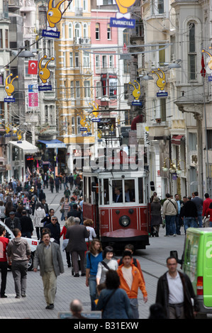 TUR der Türkei Istanbul Istiklal Caddesi Einkaufsstraße in Boyoglu Tunel Straßenbahn Stockfoto