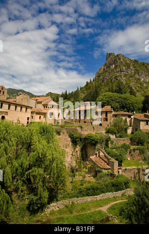 Dorf und Kloster von Gellone 806 n. Chr. St Guilhem le Desert, auf dem Pilgerweg nach Santiago de Compostella in Spanien. Languedoc-Roussillon, Frankreich Stockfoto