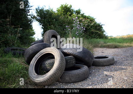 Fliegen Sie Tipping A Haufen alter Reifen auf dem Lande in Suffolk East Anglia gelassen Stockfoto